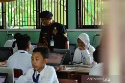 Panitia UNBK kenakan pakaian tradisional