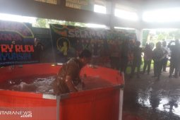 Bupati Banyuasin dapat kejutan ulang tahun diceburkan ke kolam
