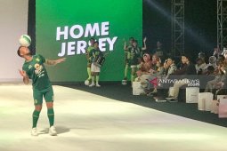 Pemain Persebaya grogi perkenalkan kostum di "catwalk" (Video)