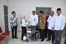 PT. Taspen serahkan bantuan kursi roda di Tebing Tinggi