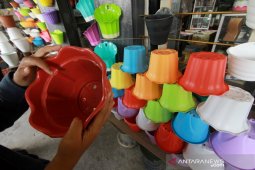 Pedagang Gorontalo beralih jual pot bunga plastik