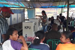 PSU TPS 001 Rado Teluk Wondama warga tetap antusias
