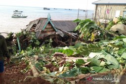 Warga terdampak longsor di Matasirih Kotabaru mengungsi ke kapal kursen