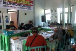 Saksi keberatan, dua PPK di Jember belum selesaikan rekapitulasi