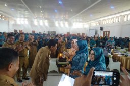 Wabup Labura dapat kejutan kue ulang tahun