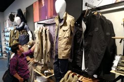 Sepatu dan jaket ini terbuat dari bahan ramah lingkungan