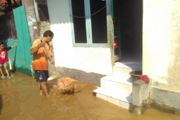 Sungai Ciliwung meluap, banjir rendam sebagian Pejaten Timur