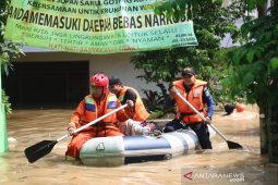 Warga Cililitan memilih bertahan di lantai dua rumah