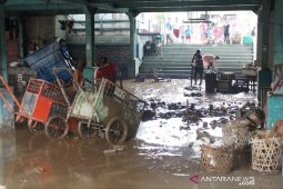 Pedagang pasar di Bogor libur masal akibat lapak kebanjiran