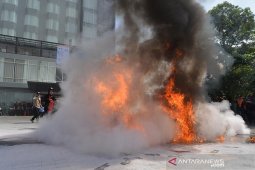 Simulasi pemadam kebakaran di hotel