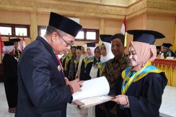 Puluhan mahasiswa Stikes Medika Teuku Umar Meulaboh diwisuda