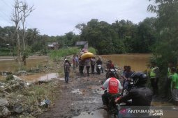 Military, police personnel deployed to help flood victims in Bengkulu