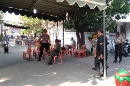 Puluhan petugas keamanan perketat pengamanan pelaksanaan PSU di TPS 28 Surabaya (Video)