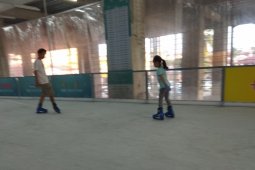 Liburan dengan bermain ice skating di Mall Jamtos