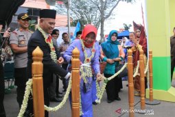 Wahid and wife open development exhibition