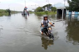 Raya Porong banjir, polisi alihkan jalur kendaraan