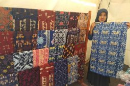 Perajin batik chanting Lebak hadir pada festival "Seba Baduy"