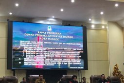 Wawali Kota Manado sampaikan LKPJ pada DPRD dalam paripurna