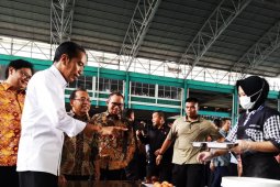 Jelang "May Day", Jokowi makan siang bersama buruh di Tangerang