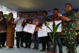 Dirjen Perkebunan beri bantuan kepada petani di Maluku