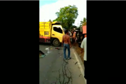 Video - Proses evakuasi korban kecelakaan beruntun