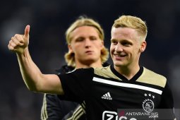Barcelona dan Real Madrid saling kejar demi van de Beek