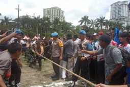 Peringati Hari Buruh, TNI-Polri lawan wartawan lomba  tarik tambang