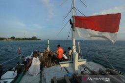 Slamet rela bolak-balik naik sampan layani listrik masyarakat pulau