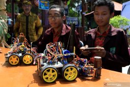 Pembagian bunga dan goyang Tobelo semarakan Hardiknas di Ambon