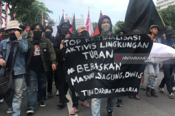 Polisi bubarkan massa berpakaian serba hitam di saat hari buruh