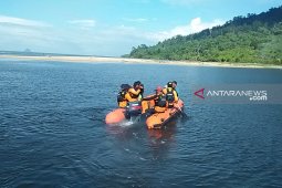 Randu bocah yang hanyut di laut belum ditemukan, tim SAR terus bergerak