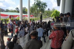 Ratusan nelayan tuntut ganti rugi dampak pembangunan Pelabuhan Kijing