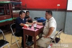 Petugas kesehatan siaga di lokasi penghitungan suara di Aekkanopan