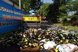 Polres Karawang musnahkan ribuan botol miras hasil operasi