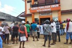 Puluhan warga datangi KPU Kota Sorong berorasi