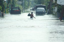 Banjir meluas, jalur arah Gresik selatan ditutup sementara