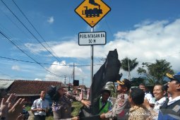 Rambu-rambu bahaya ditambah di perlintasan KA Garut
