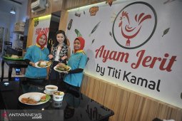 "Ayam Jerit" milik Titi Kamal ramaikan pasar kuliner Palembang