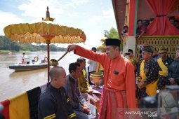 Tradisi "Belimau" bukan sekadar mandi massal