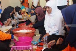 Gubernur Khofifah semangati korban banjir di Gresik