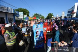 Personel Satlantas Situbondo berkostum "superhero" sosialisasikan tertib berlalu lintas
