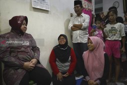 Cara Wali Kota Risma semangati keluarga Pahlawan Demokrasi