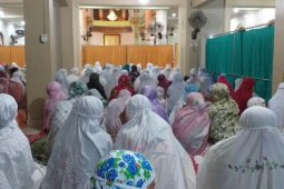 Hujan warnai shalat tarawih pertama di Jambi