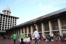Warga memadati Istiqlal saat berbuka puasa Ramadhan hari pertama