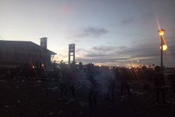 Subuh pertama puasa, ratusan anak-anak perang petasan di Palembang