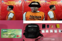 Seorang pengedar tertangkap tangan serahkan "shabu-shabu" ke polisi