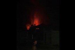 Gudang pabrik mi di Tulungagung terbakar