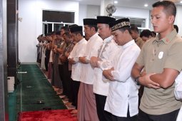 Presiden Jokowi  shalat tarawih pertama di Bogor