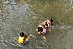 Gubernur Khofifah bersiap teruskan pembangunan tanggul antisipasi banjir