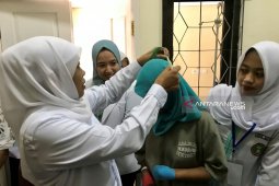Khofifah berikan tasbih ke perempuan memakan jari tangan sendiri